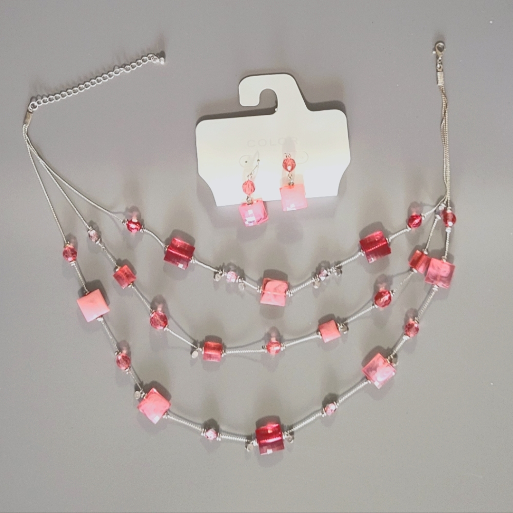 Set of necklace with earrings, coral beads